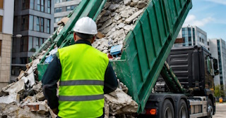Вывоз строительного мусора в Комсомольске-на-Амуре: услуги лицензированной компании — ПроМусор